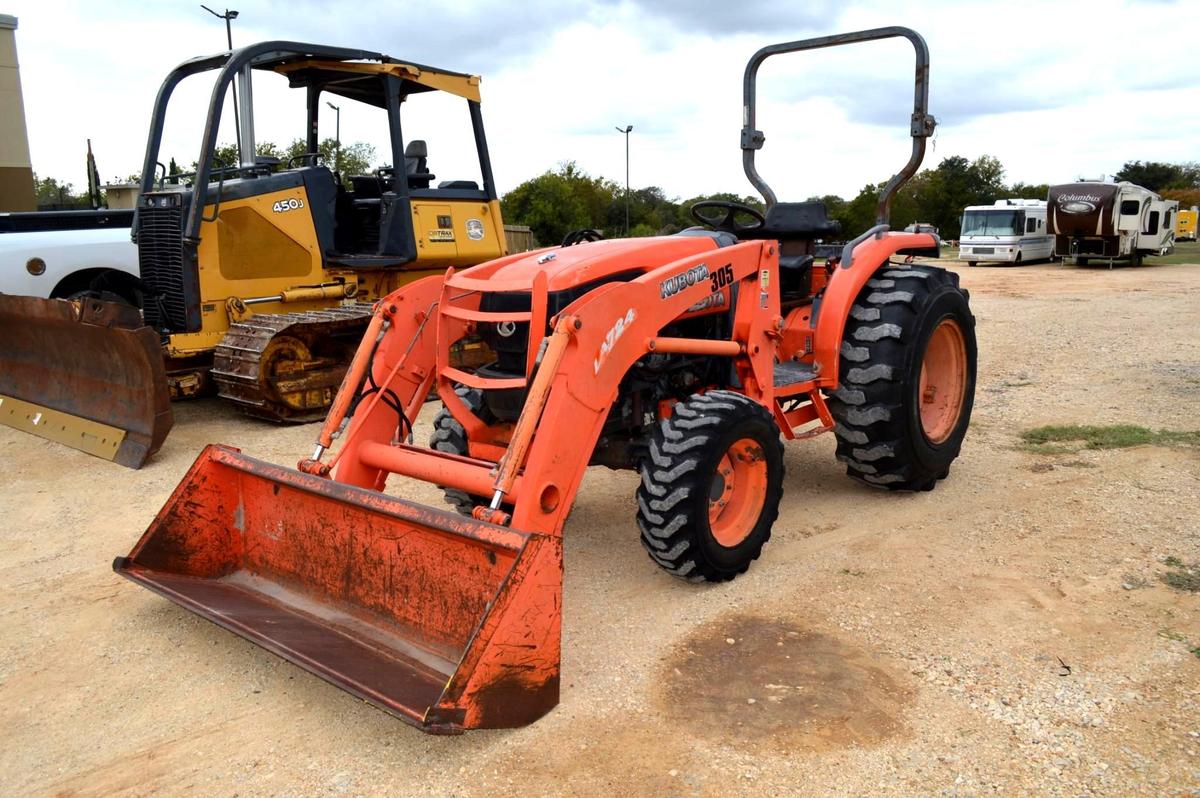 Kubota L3240 4WD Diesel Tractor w/Kubota LA724 Loader