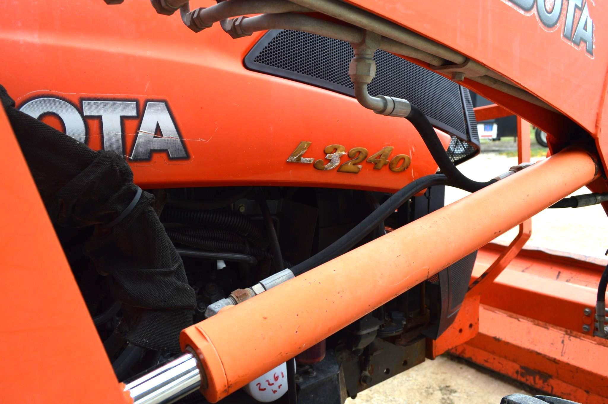 Kubota L3240 4WD Diesel Tractor w/Kubota LA724 Loader