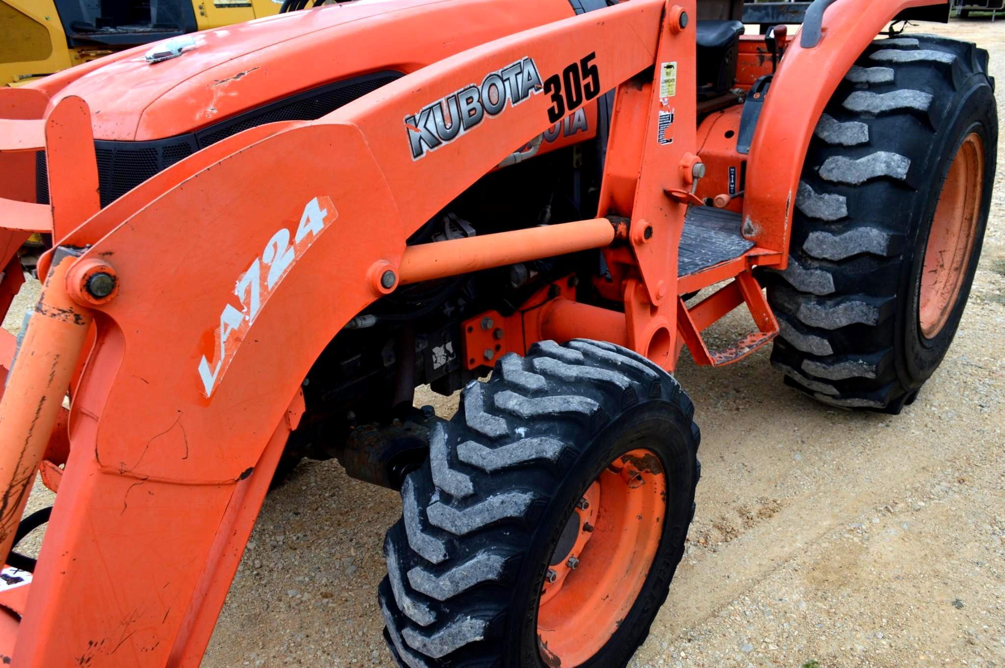 Kubota L3240 4WD Diesel Tractor w/Kubota LA724 Loader