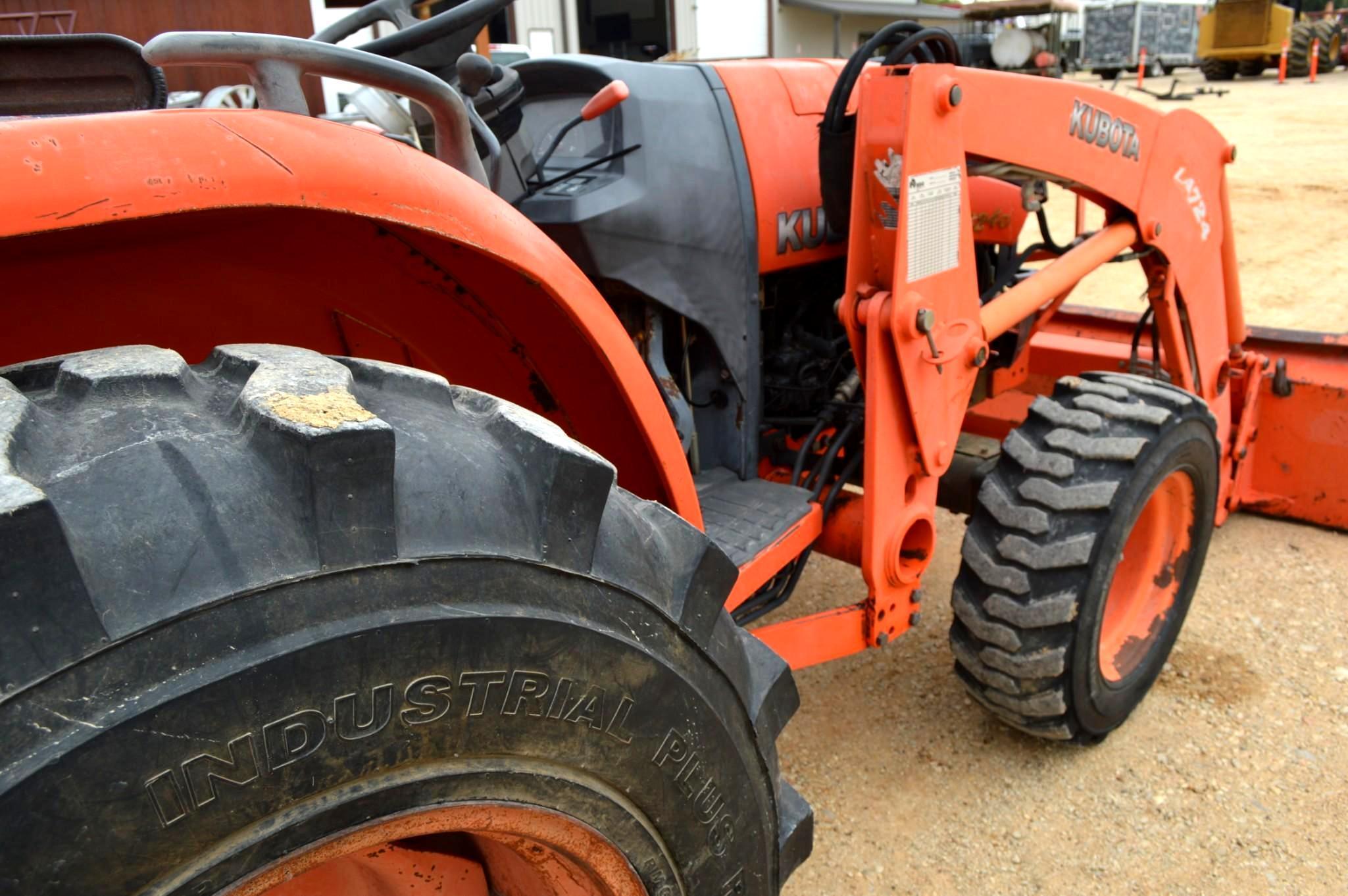 Kubota L3240 4WD Diesel Tractor w/Kubota LA724 Loader