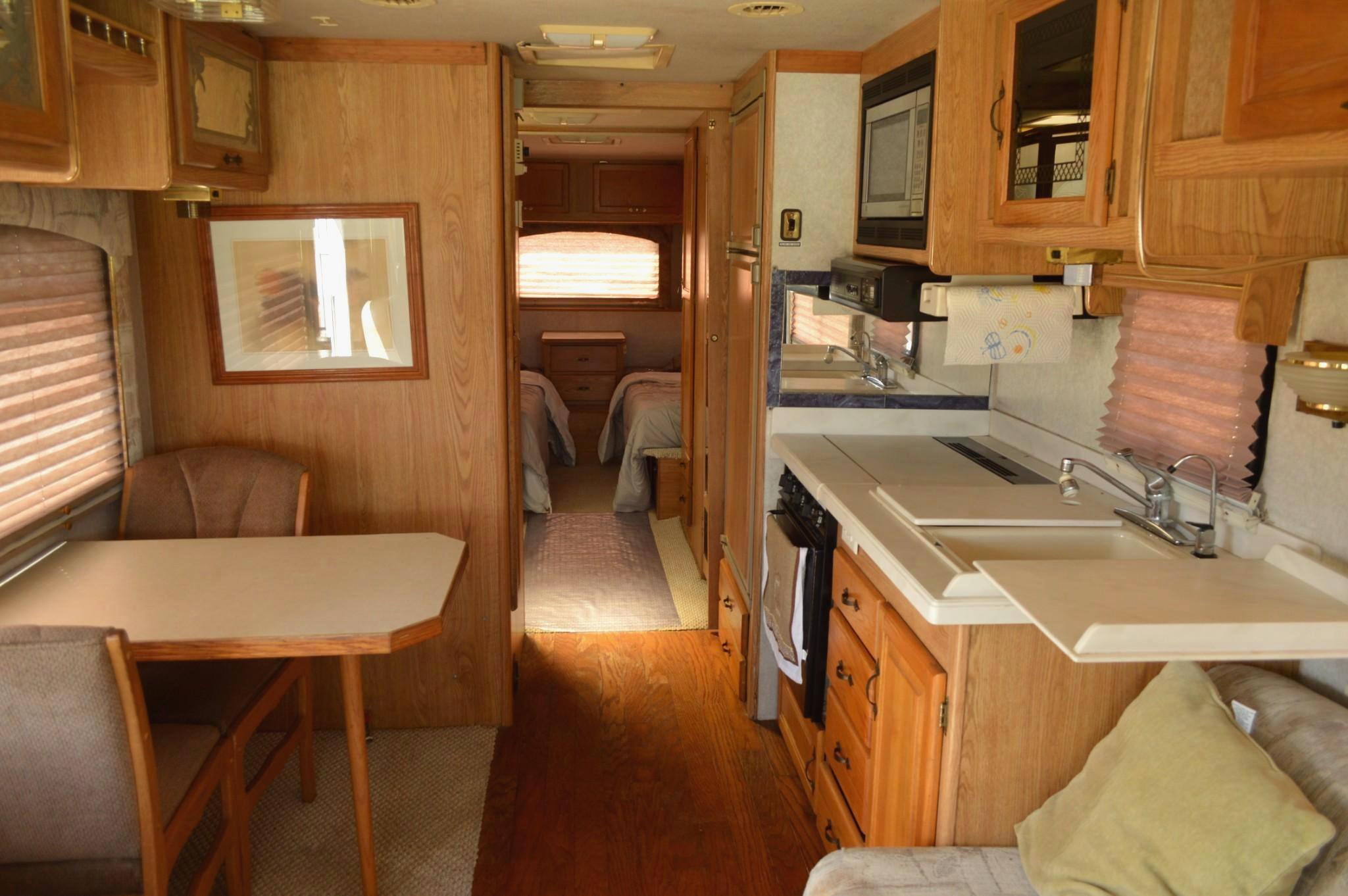 1998 Chevrolet P30 National Seabreeze Motor Home, V8, Gas