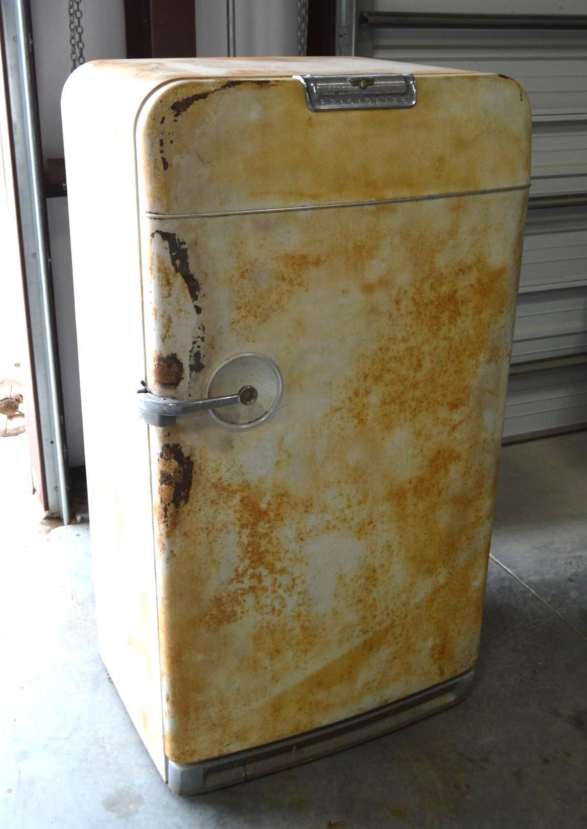 Antique/Vintage Frigidaire Ice Box/Refrigerator