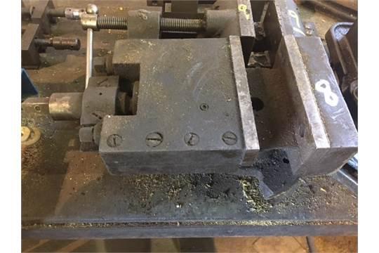 machinest vise, broken base, no handle