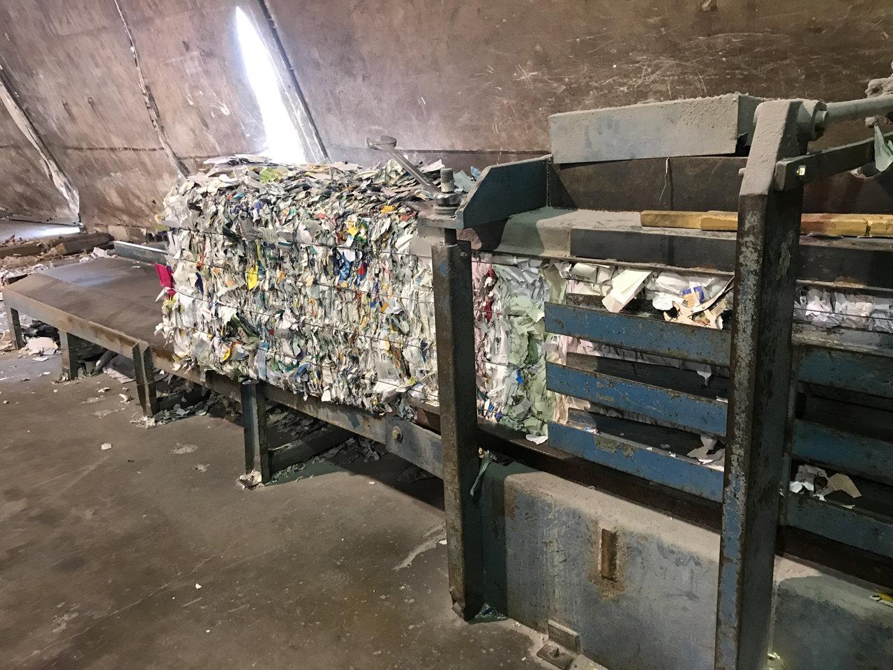 Munro Industrial Paper Fluffer and Compactor in working condition