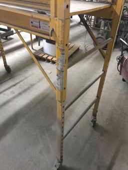 Portable scaffold with complete handrail