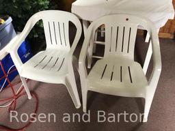 2 Plastic patio chairs