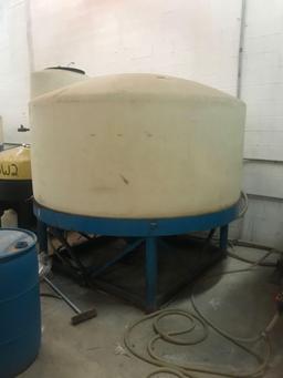 Approx 1650 gallon holding tank with metal stand, see full description