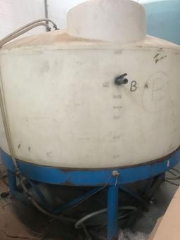 Approx 1650 gallon holding tank with metal stand, see full description
