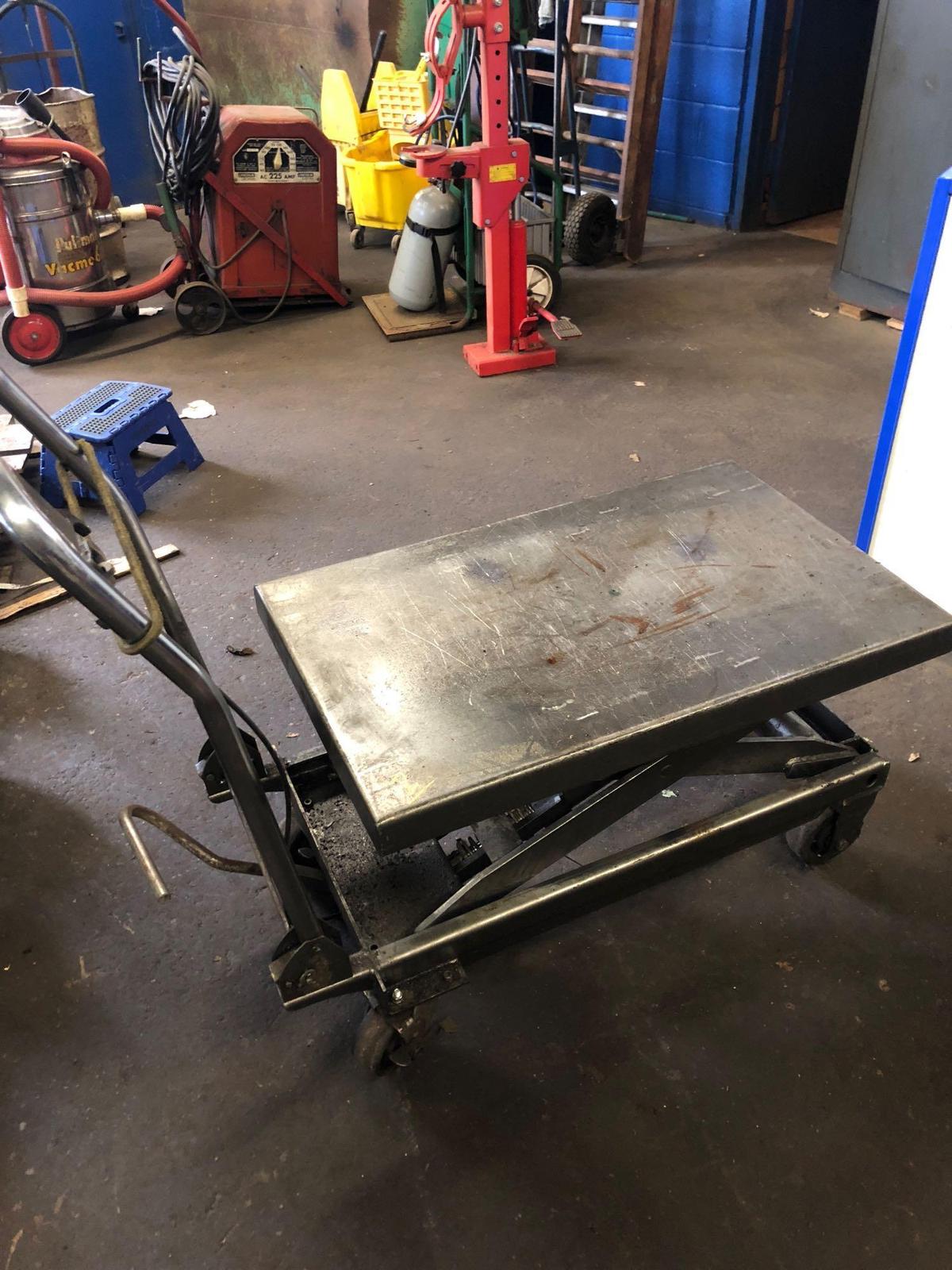 Hydraulic steel lift cart