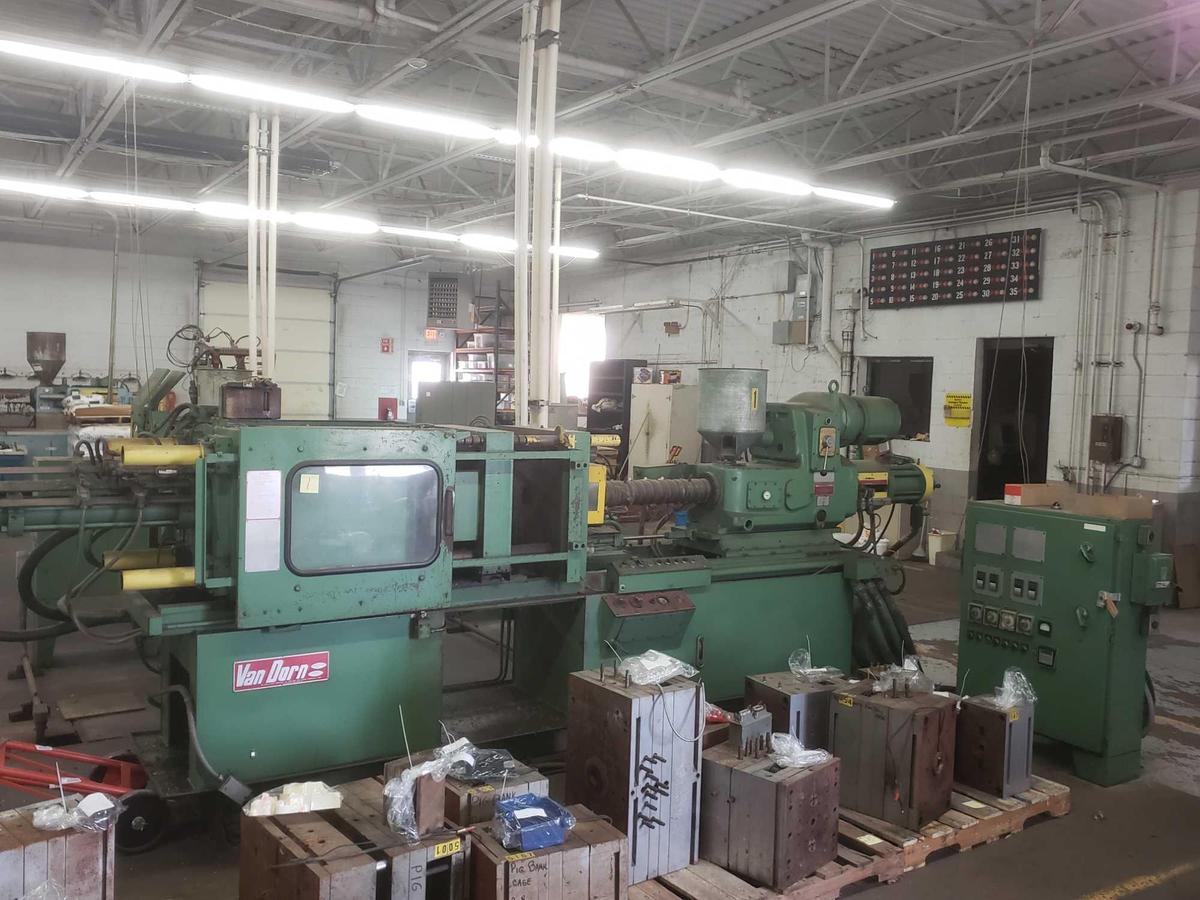 Van Dorn 200 ton, 12oz Hydraulic Injection Molding Machine