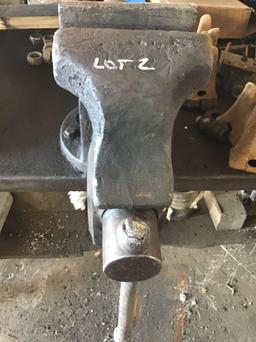 Large heavy duty bench vise, with 6 inch jaws