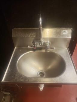 Stainless steel sink L 19in x W 15 in, H 15in