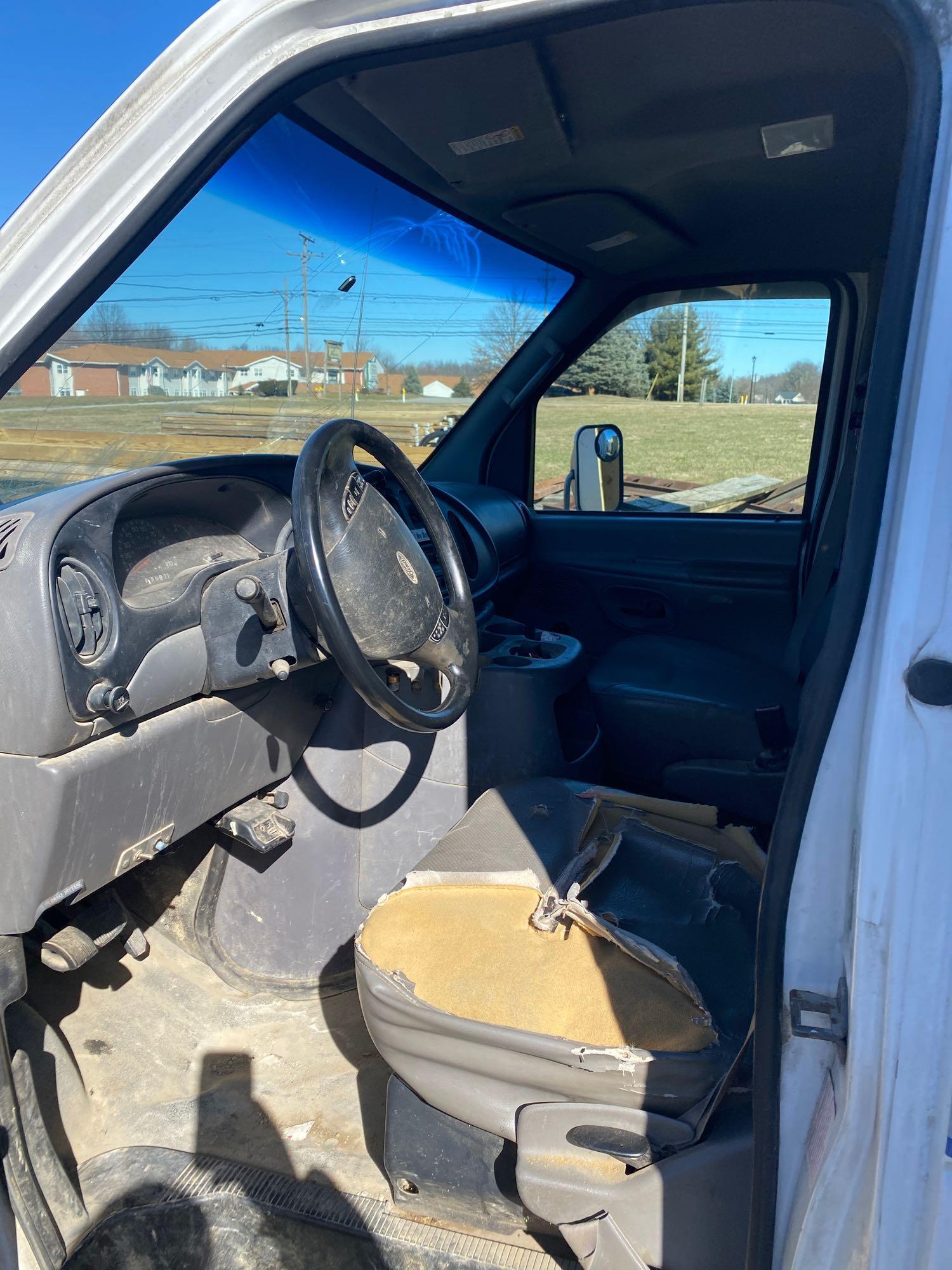 2001 Ford E-450 Box Truck