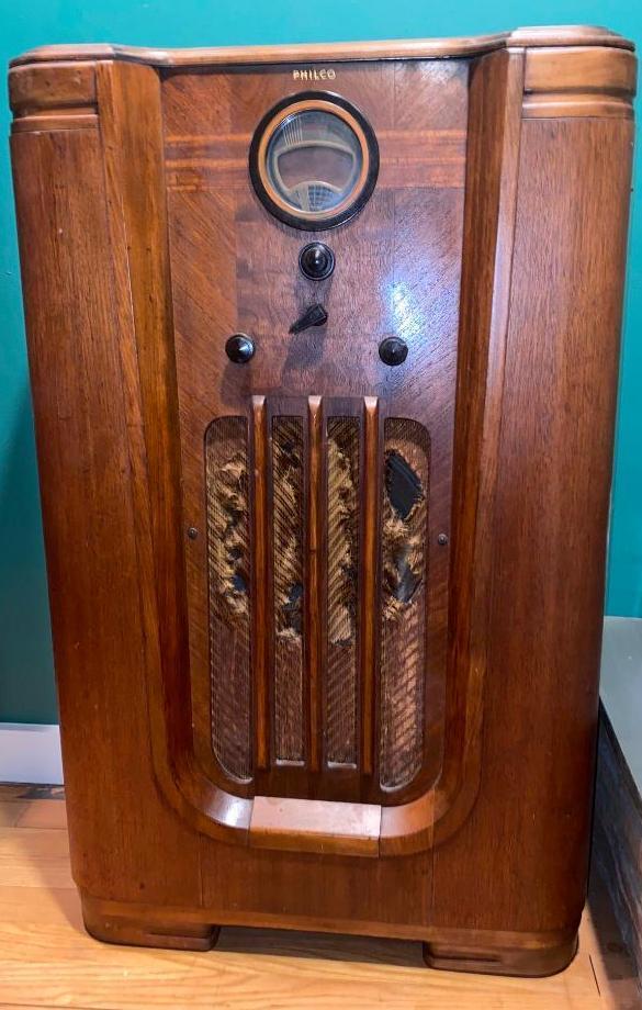 PHILCO 37-630 STAND UP ANTIQUE RADIO