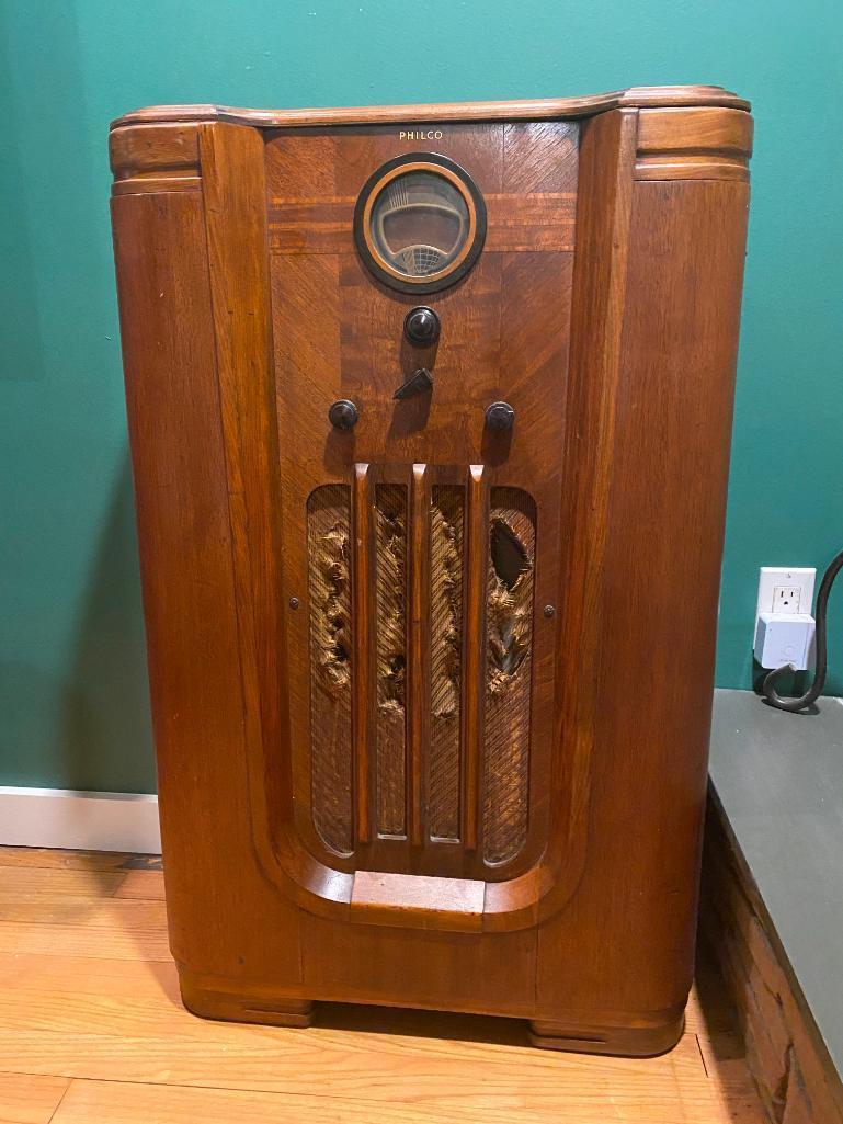 PHILCO 37-630 STAND UP ANTIQUE RADIO