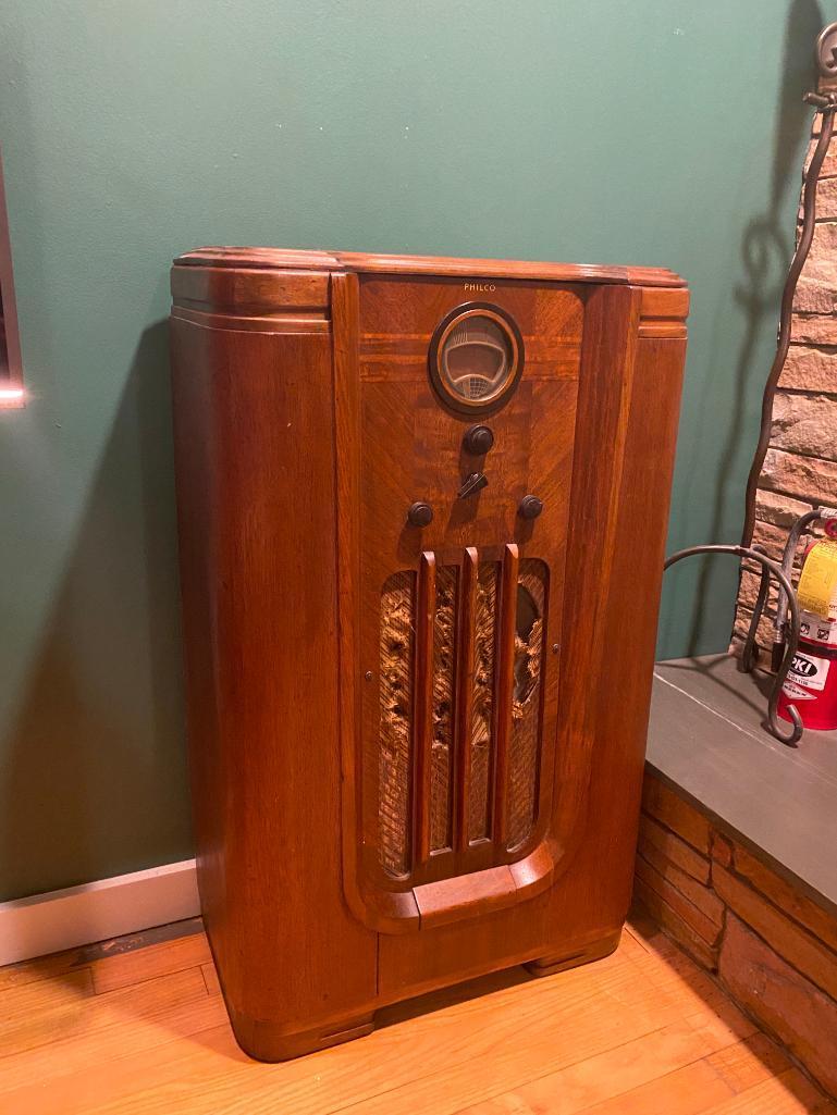 PHILCO 37-630 STAND UP ANTIQUE RADIO