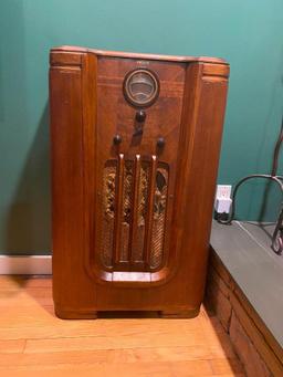 PHILCO 37-630 STAND UP ANTIQUE RADIO