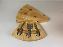 Wooden Cheeseboard with Cheese Knives/Spreaders in Built-in Compartment