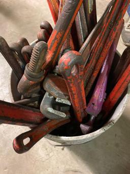 Pipe wrenches