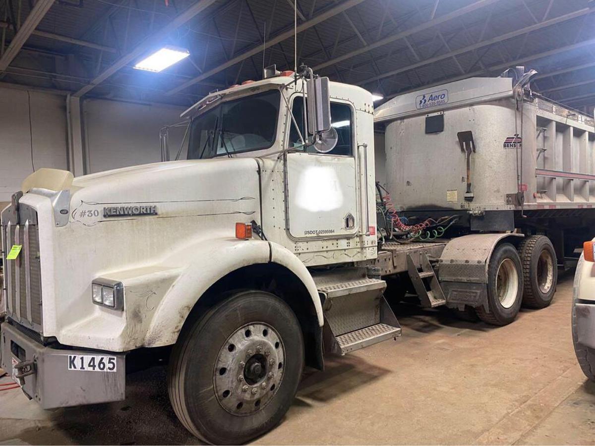 1998 Kenworth T800 Tandem Tractor/Truck