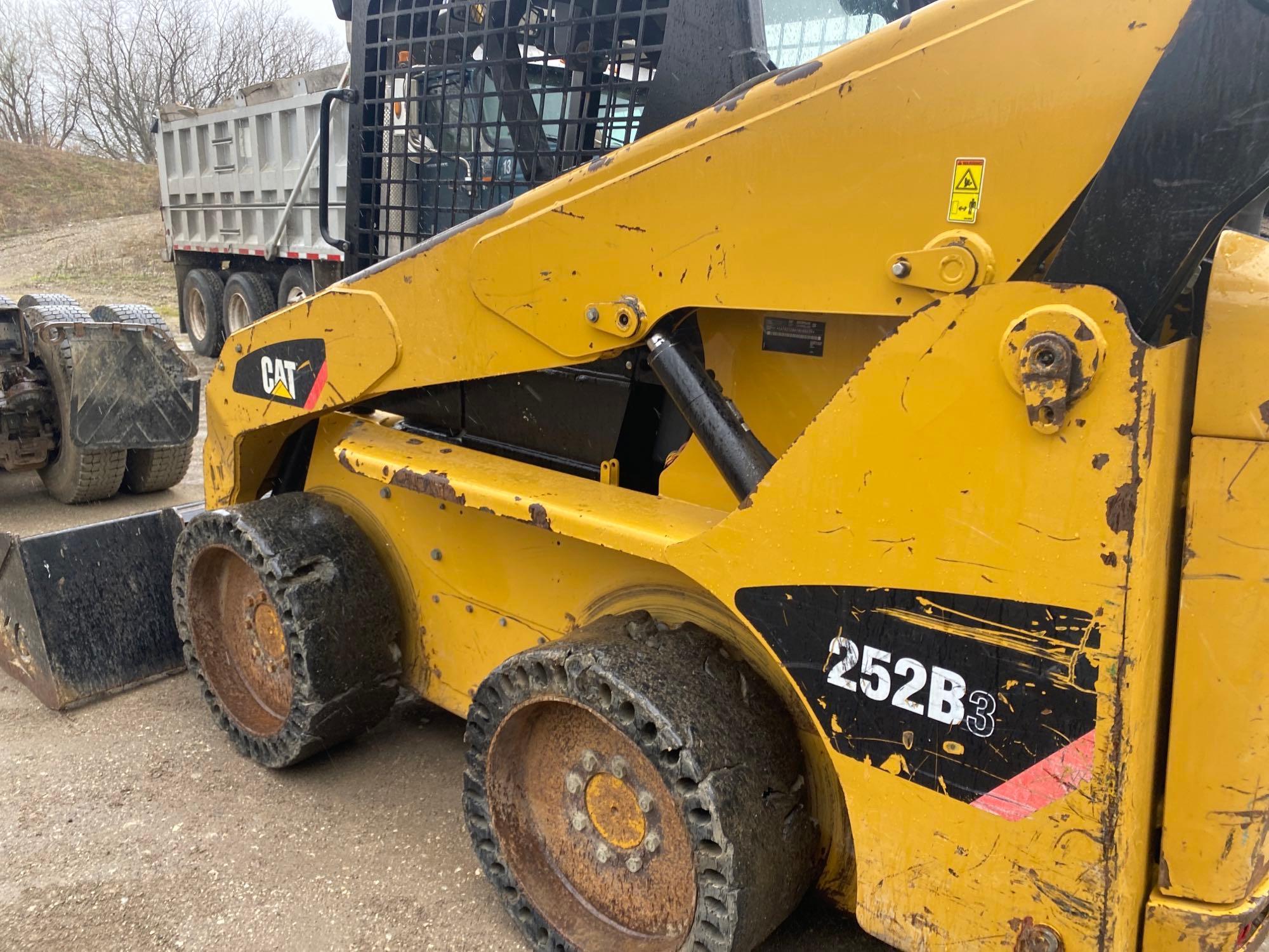 CAT 252B3 SkIdloader