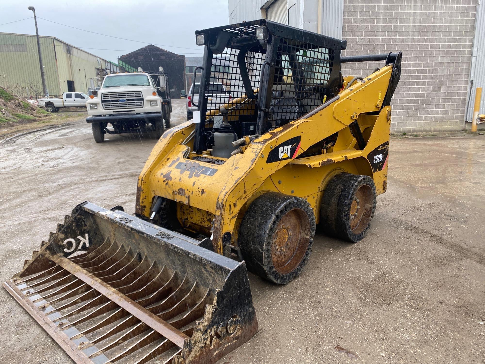 CAT 252B3 SkIdloader