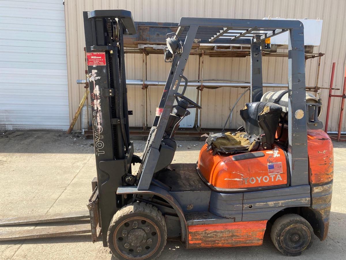 Toyota Model 42-6FGGU25 Triple Mast LP Forklift