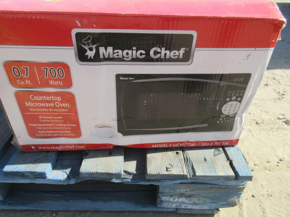 2 Lasko Fans, 2 Magic Chef Microwaves