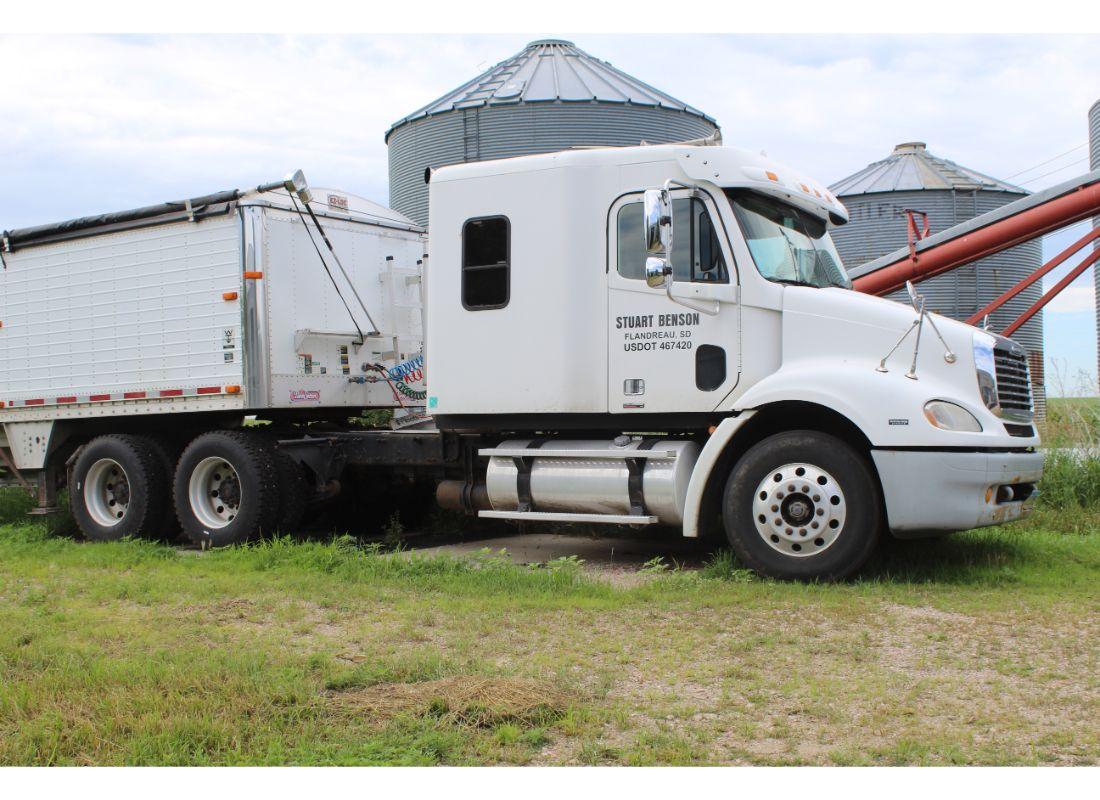 2005 Freightliner Columbia 112 Twin Screw Semi w/Sleeper