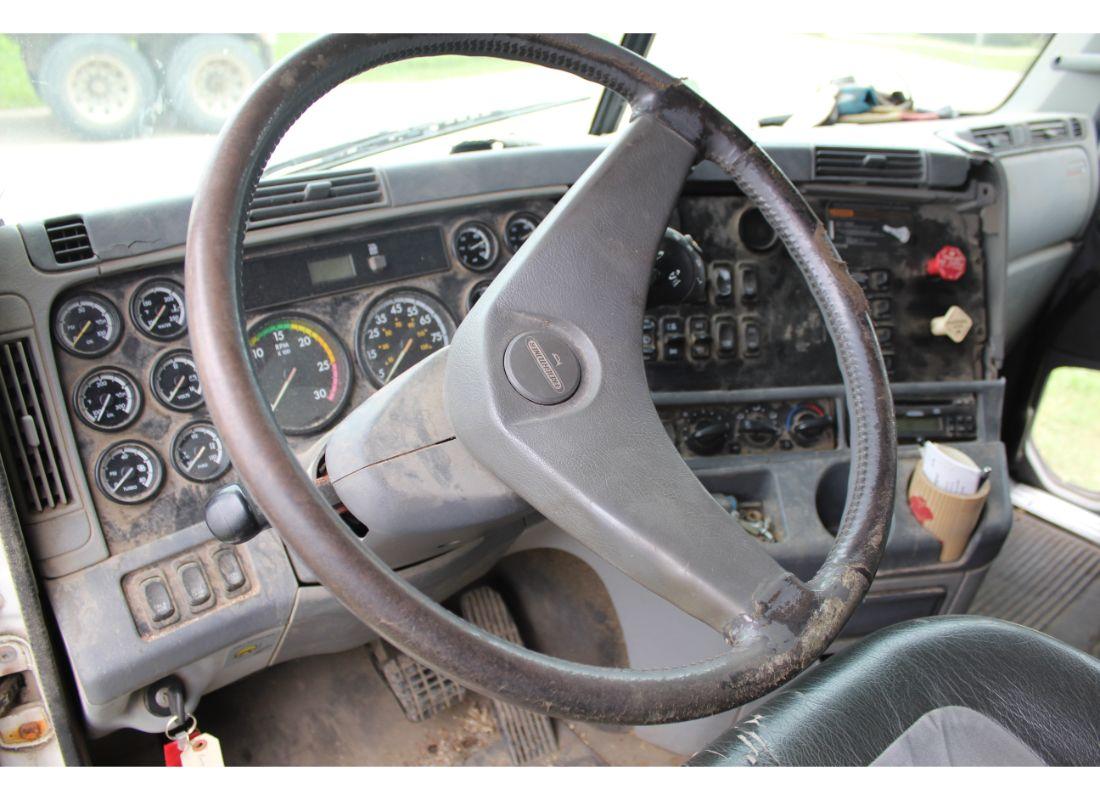 2005 Freightliner Columbia 112 Twin Screw Semi w/Sleeper