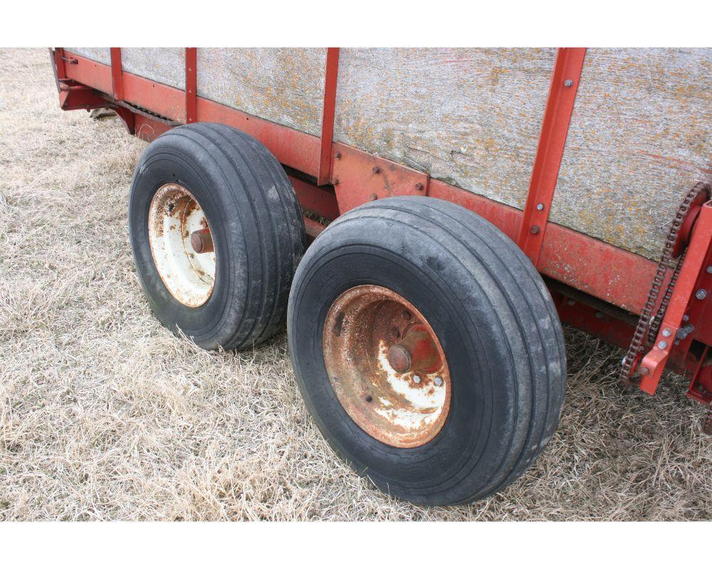 IH #275 Tandem Axle Manure Spreader