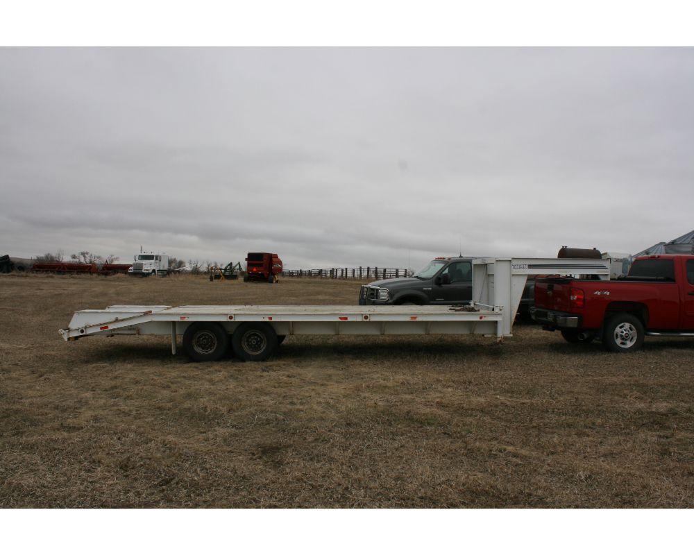 1999 Titan 8’x25’ 5th Wheel Flat Deck Trailer