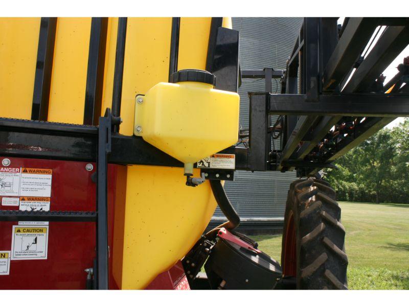  Demco 1250 Sprayer w/HD 90’ Booms