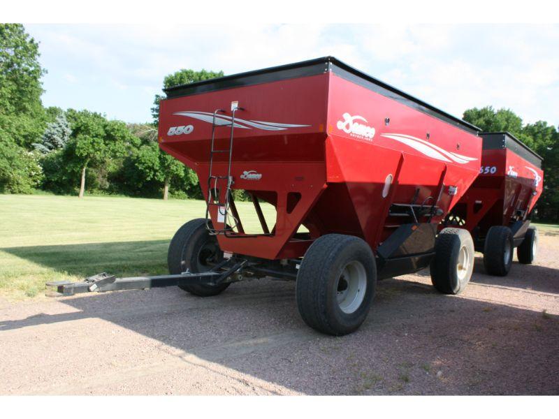 Demco 550 Posi-Flow II Gravity Wagon w/Ext., HD Gear w/22.5 Tires, Brakes & Lights