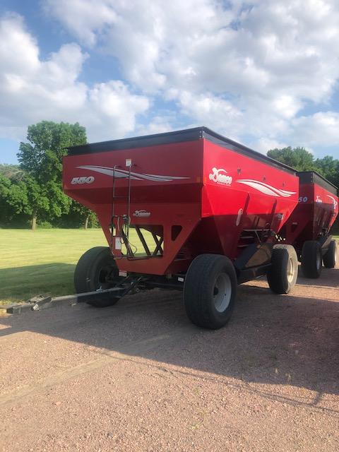 Demco 550 Posi-Flow II Gravity Wagon w/Ext., HD Gear w/22.5 Tires, Brakes & Lights