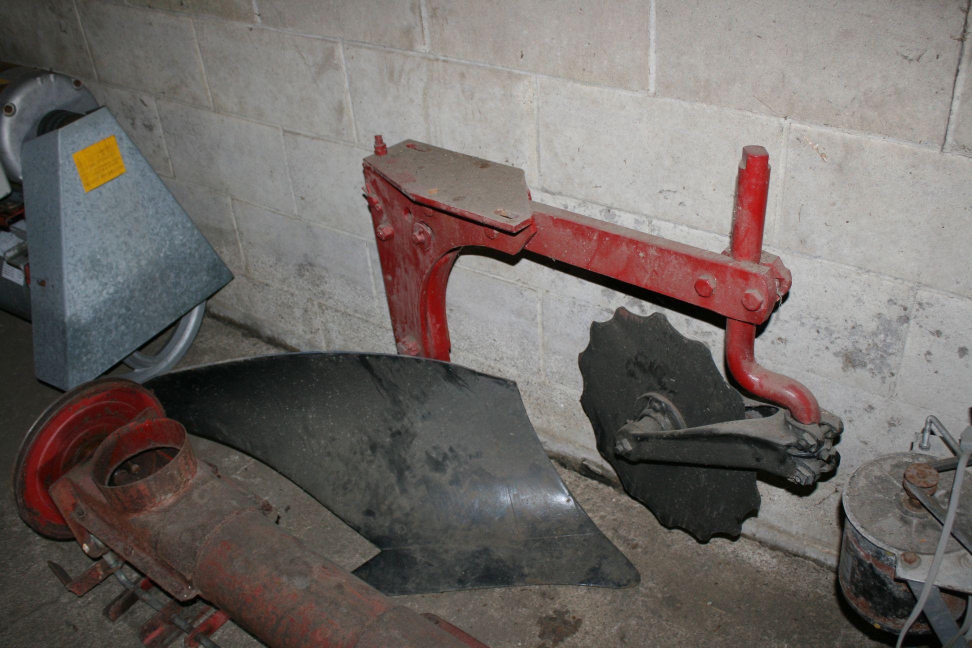 IH 3 bottom fast hitch plow, has extra bottom