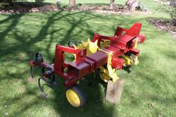   IH 2 row cultivator Danish tine w/ rolling shields