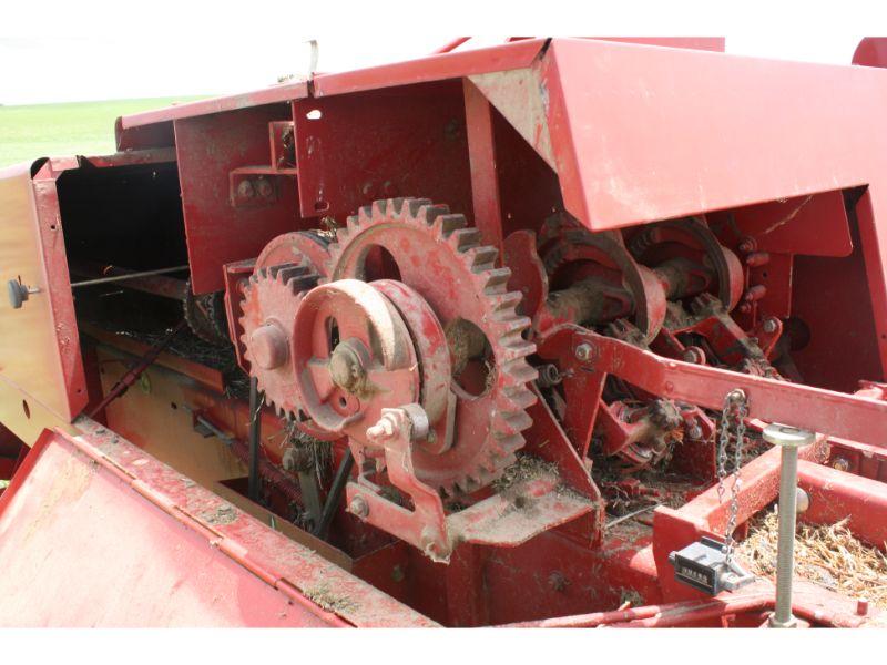 NH 570 Small Square Baler – Very Nice!;