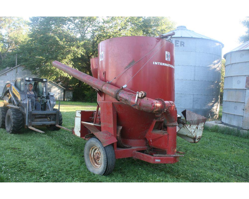 IH 1050 Grinder-Mixer