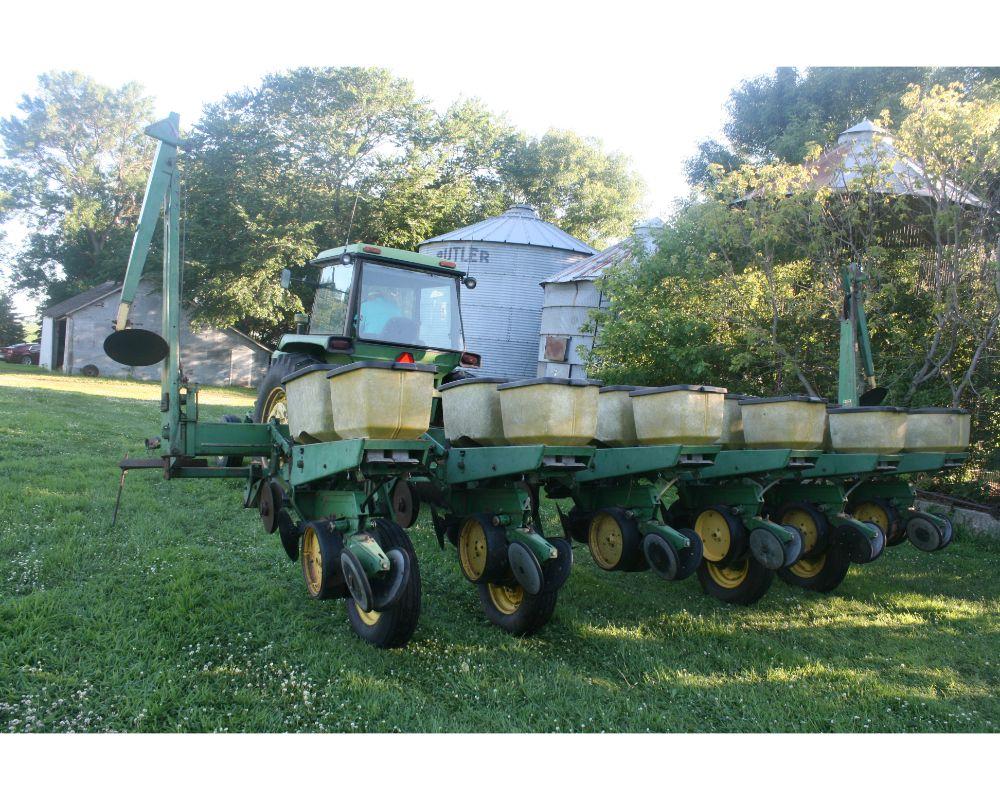 JD 7000 6 Row 36” Planter