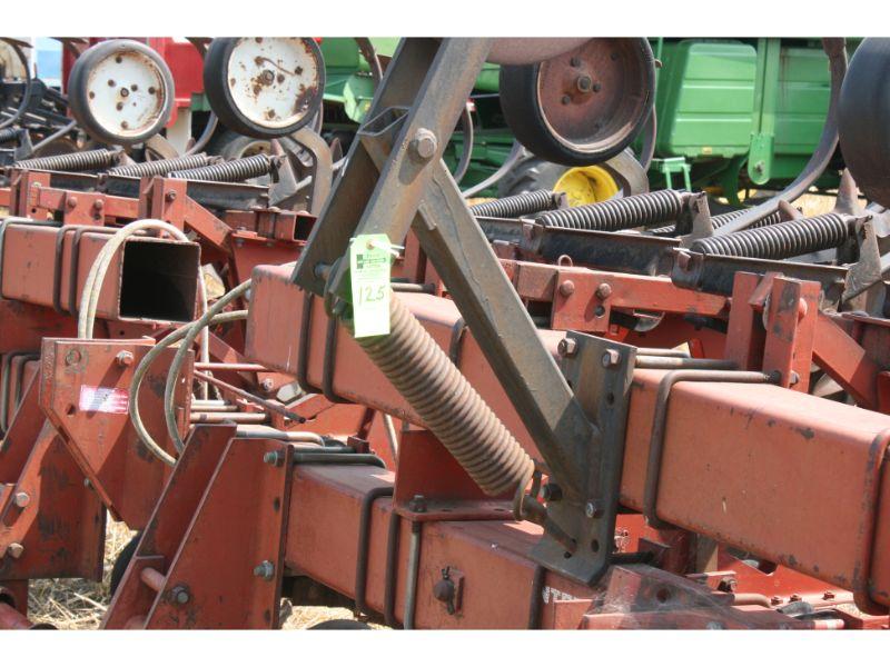 IH 183 8 Row 36” Cult w/Rolling Shields – 3 Pt.