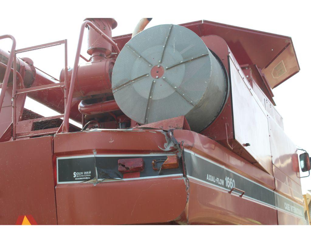 Case-IHC 1660 axial-flow diesel combine