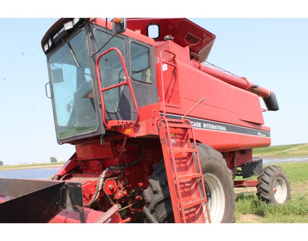 Case-IHC 1660 axial-flow diesel combine