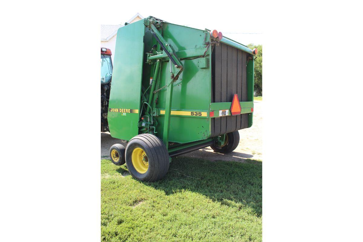 J.D. 535 large round baler with 540 PTO & monitor