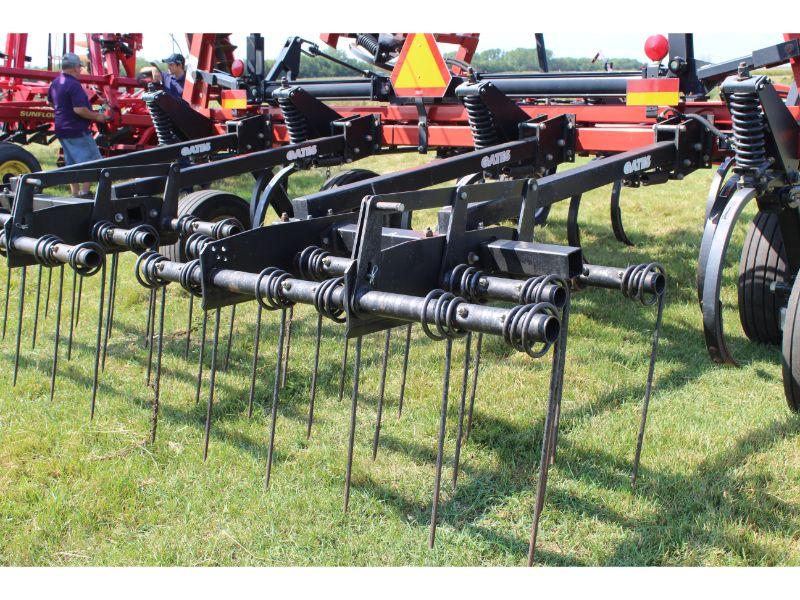 Case IHC 600 Flex Till 28’ hydraulic fold chisel plow with tine mulcher (very sharp)