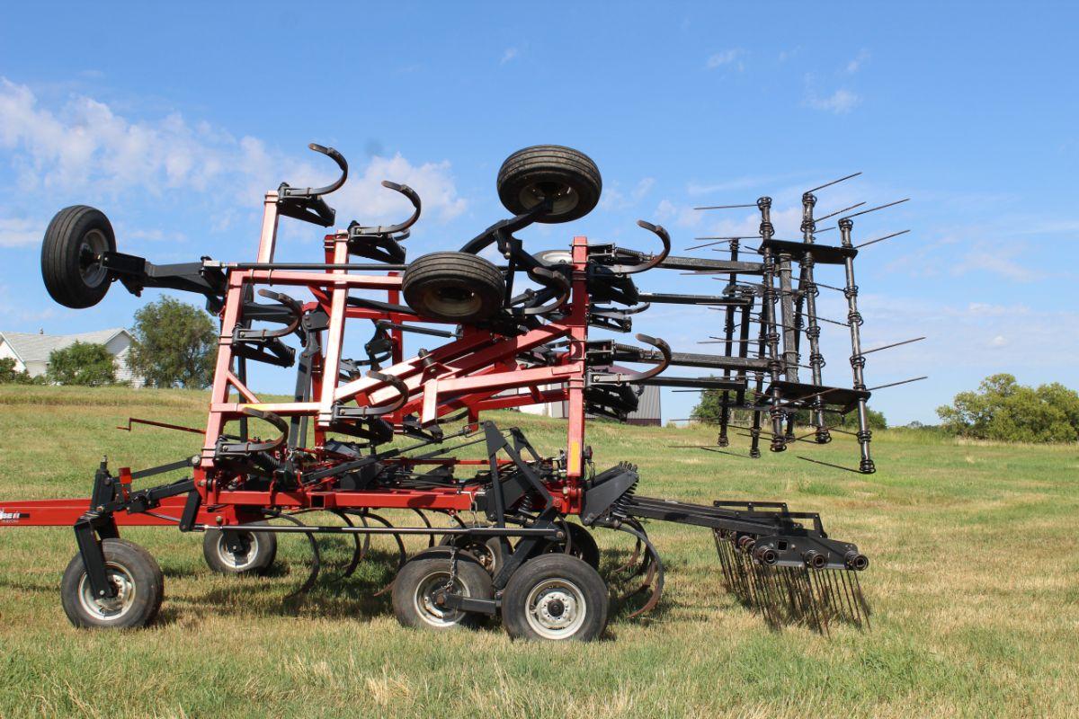 Case IHC 600 Flex Till 28’ hydraulic fold chisel plow with tine mulcher (very sharp)