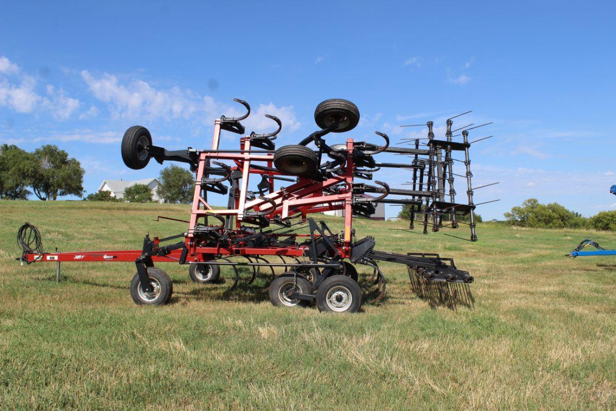 Case IHC 600 Flex Till 28’ hydraulic fold chisel plow with tine mulcher (very sharp)