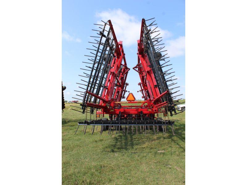 Sunflower 6333 28’ hydraulic fold soil finisher