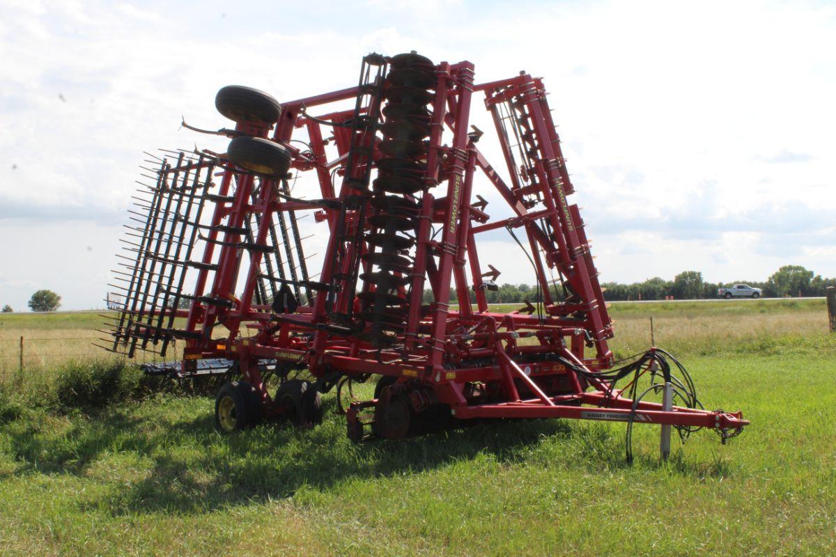 Sunflower 6333 28’ hydraulic fold soil finisher