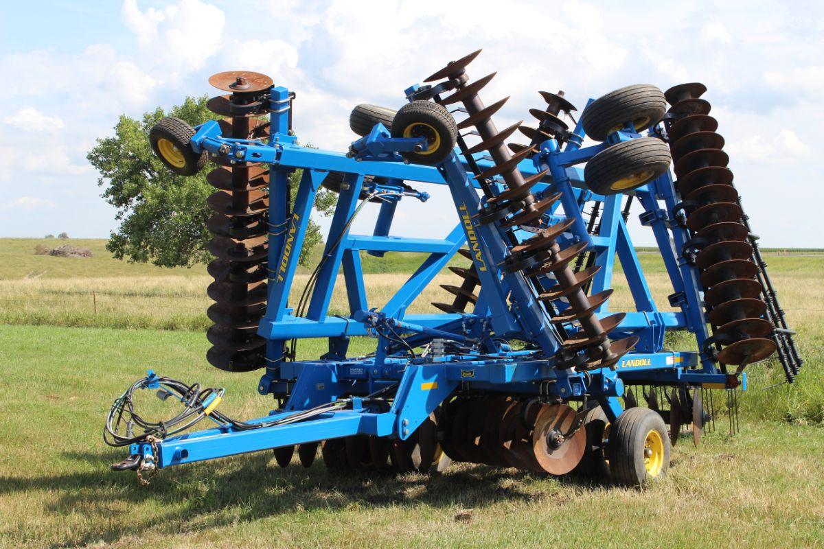 2013 Landoll 6230 29” cushion gang hydraulic fold tandem disk with tine mulcher (like new);